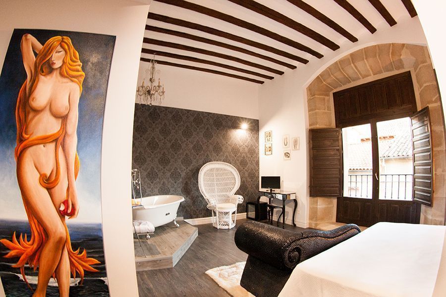 Habitación Nude de la Hospedería Teatrizzo, en La Rioja, uno de los hoteles más originales de España