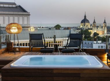 Entre los hoteles del centro de Madrid destaca el Hotel Gran Meliá Palacio de los Duques por su piscina con vistas al Palacio Real