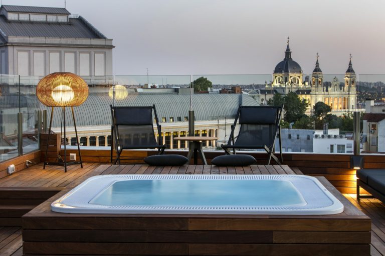Entre los hoteles del centro de Madrid destaca el Hotel Gran Meliá Palacio de los Duques por su piscina con vistas al Palacio Real