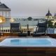 Entre los hoteles del centro de Madrid destaca el Hotel Gran Meliá Palacio de los Duques por su piscina con vistas al Palacio Real