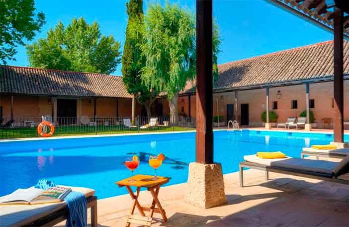 Las mejores piscinas de Paradores para que puedas darte un chapuzón en la Historia este verano