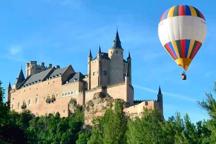 Volar en globo es uno de los planes para hacer en pareja en verano más originales