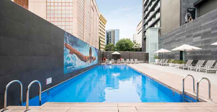 El hotel Ilunion Atrium tiene una buena piscina de verano en Madrid
