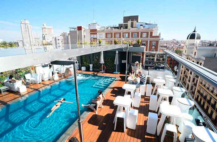 La piscina del hotel Santo Domingo es una de las mejores piscinas de azoteas en Madrid