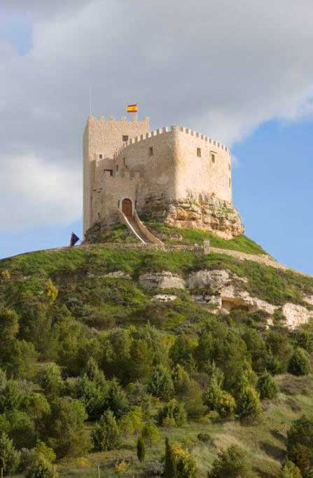 Dormir en el hotel castillo de Curial es una de las mejores experiencias en pareja para disfrutar de una noche romántica