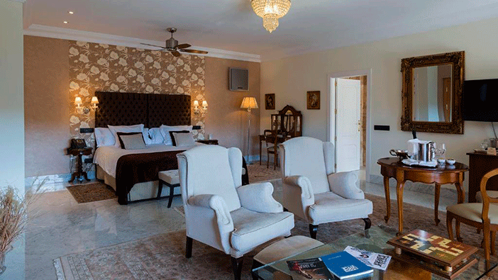 Los cinco enebros es un hotel romántico en la Sierra de Madrid con piscina y spa