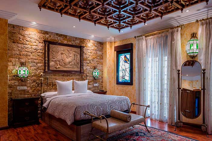 Casa de Reyes es un alojamiento muy curioso por su ubicación y su decoración medieval