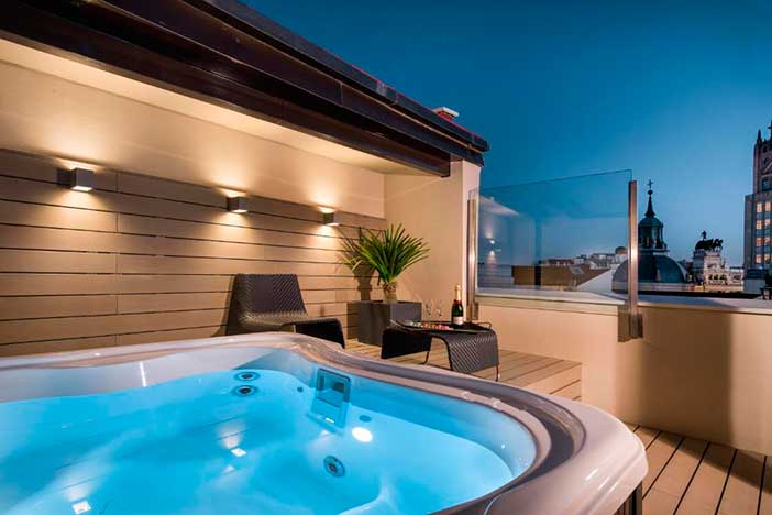 Catalonia Gran Vía Madrid cuenta con habitaciones con jacuzzi privado en Madrid en el exterior