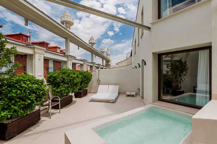 El Room Mate Alicia tiene una habitación con piscina privada en Madrid