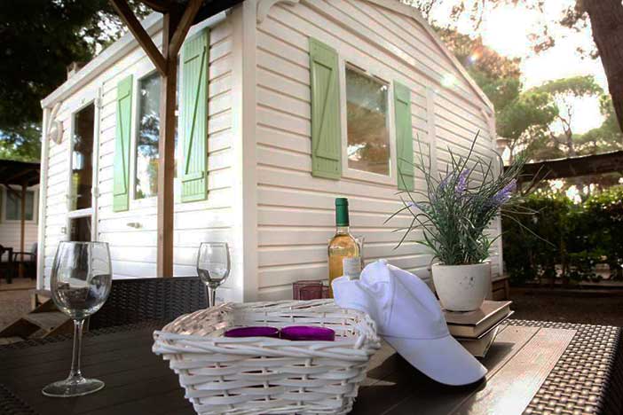 El Camping 3 estrellas tiene bonitas cabañas cerca de Barcelona para parejas