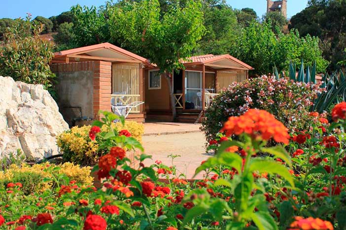 Las cabañas para parejas del Camping Roca Grossa están muy cerca de Barcelona