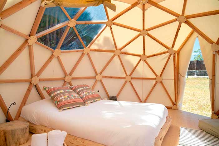 El Camping El Garrofer ofrece cabañas de madera y burbujas en Barcelona
