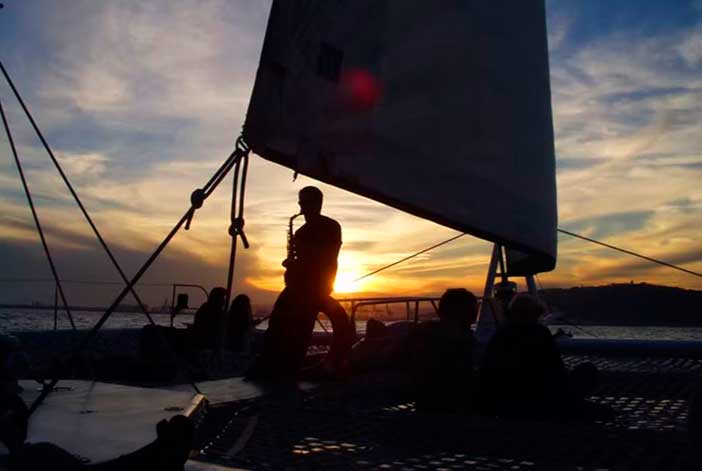 Disfrutar de un atardecer en un catamarán es uno de los planes en pareja en Barcelona más originales