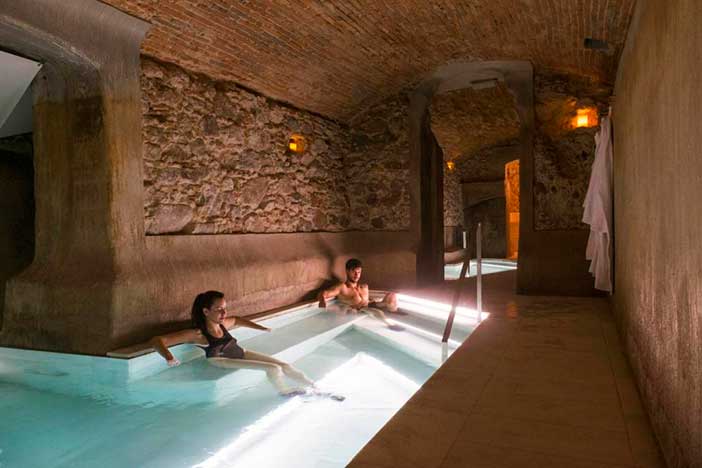 El balneario Espacio Cel es uno de los sitios más románticos para parejas en Barcelona