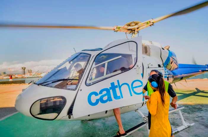 Recorrer Barcelona a pie, en helicóptero y en barco es una de las experiencias en pareja más especiales en Cataluña