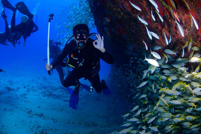 Un bautismo de buceo es una de las experiencias en pareja en Barcelona más originales
