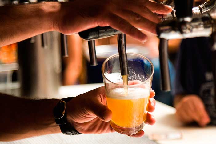 Unas cervezas en Tapaloguistas es uno de los mejores planes que hacer en pareja 