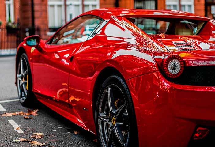 Conducir un Ferrari en carretera es uno de los mejores planes para sorprender a tu pareja por vuestro aniversario