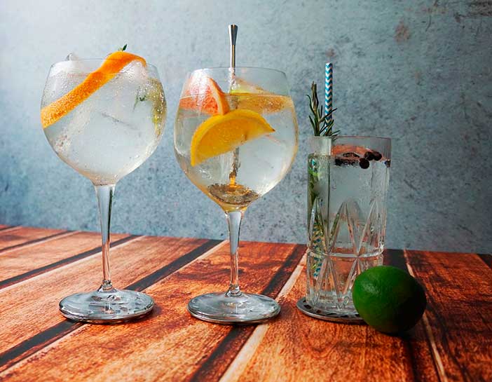 Una cata de gin tonic artesanales es una forma original de celebrar un aniversario de pareja en Madrid 
