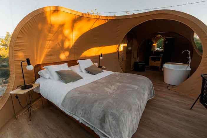 Noches de Calig ofrece un hotel burbuja en Castellón con suites con bañera y jacuzzi exterior
