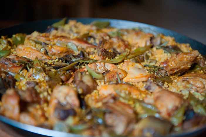 Un taller de paella puede ser un buen plan en pareja en Valencia