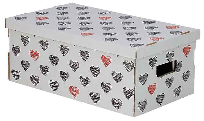 Una caja de cartón decorada es perfecta para hacer tu caja de 5 sentidos para regalar