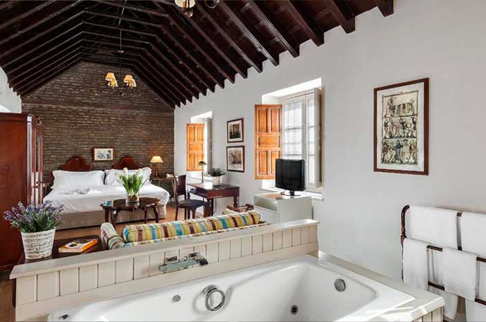 El hotel Amadeus ofrece jacuzzi exterior en la azotea y habitaciones con jacuzzi en Sevilla