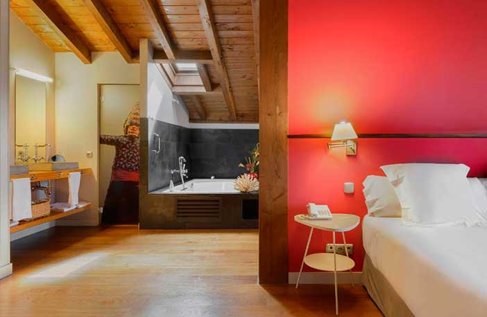 El hotel rural Iribarnia es uno de los mejores hoteles con jacuzzi en la habitación cerca de Pamplona para escapadas románticas