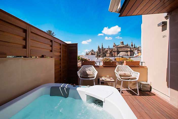 Casa 1800 es uno de los mejores hoteles con jacuzzi en la habitación de Sevilla