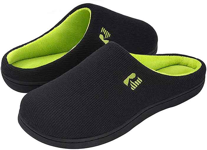 Unas zapatillas cómodas son un regalo del tacto perfecto para una caja de los 5 sentidos de hombre