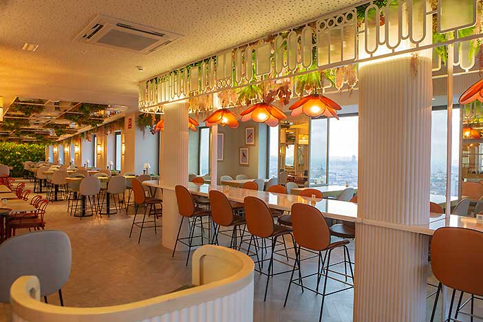 Un tapeo en el gastrobar del RIU Plaza de España es un regalo inolvidable para un hombre joven