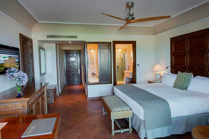 En el hotel Caleia Mar Menor golf & spa encontrarás buenas habitaciones con jacuzzi privado en Murcia