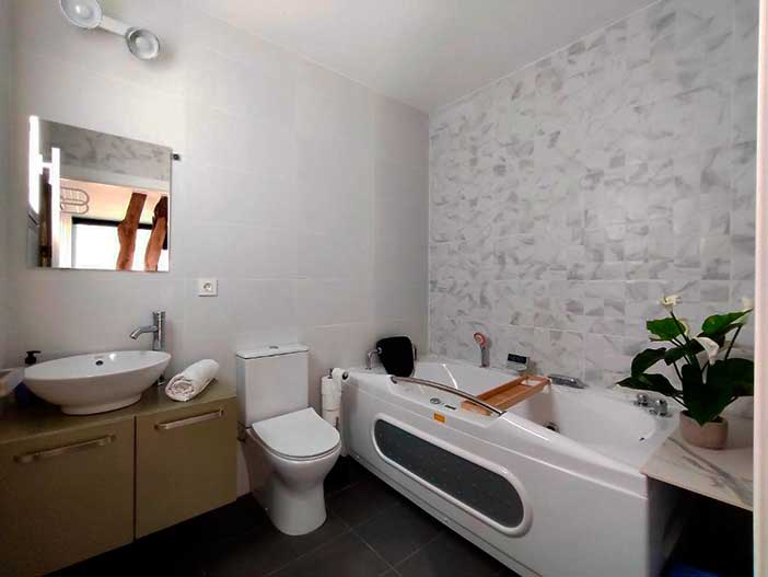 En Casas y Cuevas El Solins encontrarás una de las mejores ofertas de hoteles con jacuzzi privado en Murcia