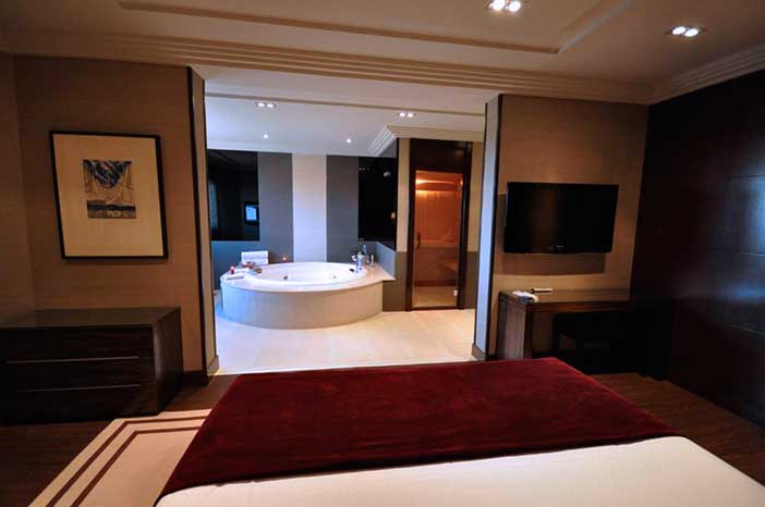 En Los Peñascales encontrarás uno de los hoteles para adultos con jacuzzi cerca de Madrid más interesantes