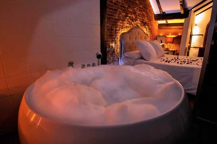 La Viña Adults Only es uno de los mejores hoteles en Segovia con jacuzzi privado en la habitación