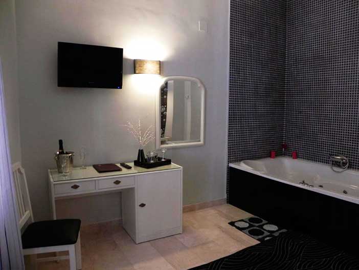 Las Nieves es un hotel de Granada con jacuzzi en la habitación de gestión familiar