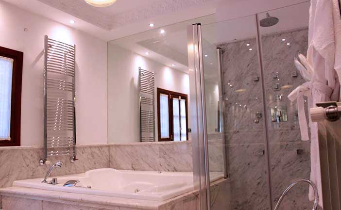 Candil Suite Comares es uno de los hoteles de Granada con jacuzzi más céntricos