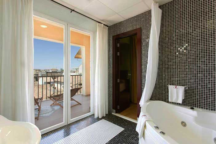 El Carlos V es un hotel con jacuzzi en Granada muy cerca del centro histórico