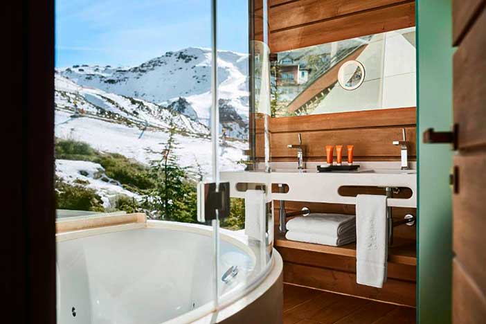 Lodge ski & spa es un hotel con jacuzzi de Granada perfecto para una escapada romántica en pareja