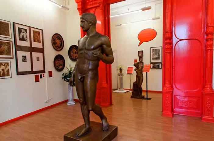 Visitar el Museo erótico de Barcelona es uno de los planes en pareja más originales