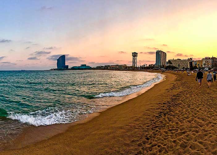 Barcelona puede ser un buen sitio para practicar kayak en Cataluña en el mar