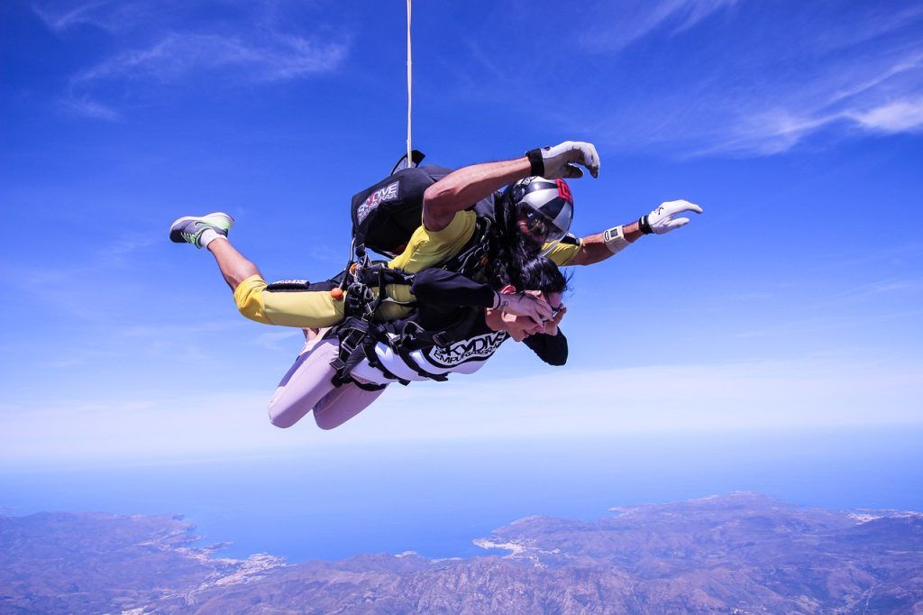 Saltar en paracaídas es una de las aventuras en pareja en Cataluña más inolvidables