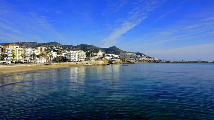Sitges puede ser un buen destino para practicar kayak en Cataluña