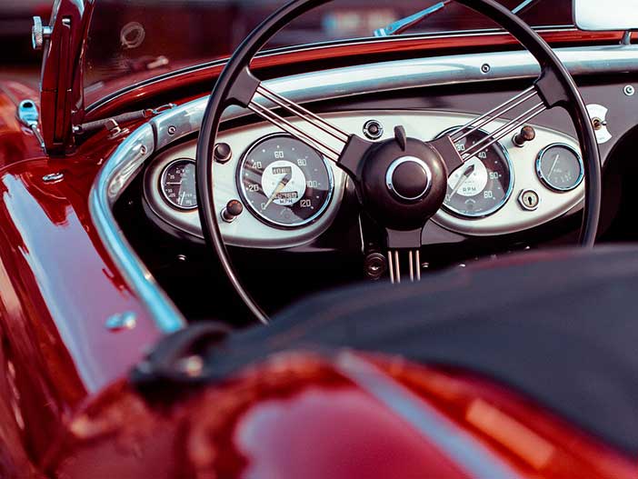 Conducir un coche clásico es uno de los  mejores regalos para un hombre de 50 años