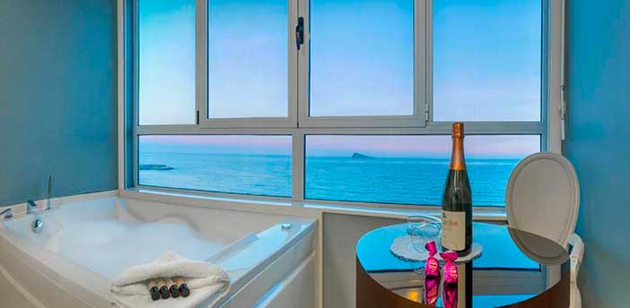 El hotel Villa del mar es uno de los mejores hoteles con jacuzzi en la habitación de Benidorm