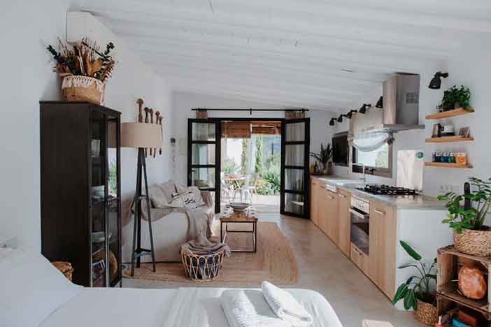 Ca La Llum es una cabaña romántica de Alicante de diseño contemporáneo con una preciosa piscina