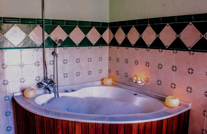 La Font D`Alcalá es un hotel rural en Alicante con habitaciones con jacuzzi privado