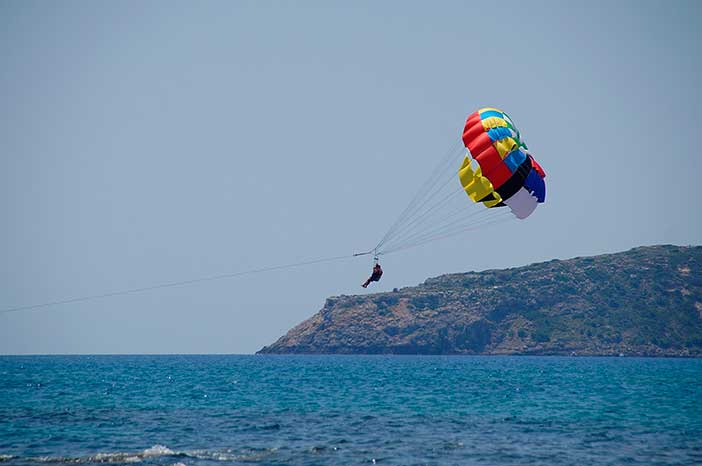 El parasailing es una experiencia inolvidable que hará especial tu escapada romántica a Alicante