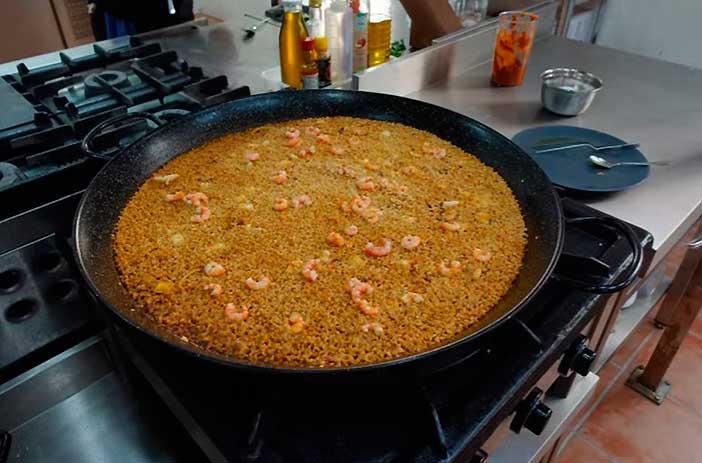 Un taller de paella es una de las experiencias en pareja en Alicante más originales