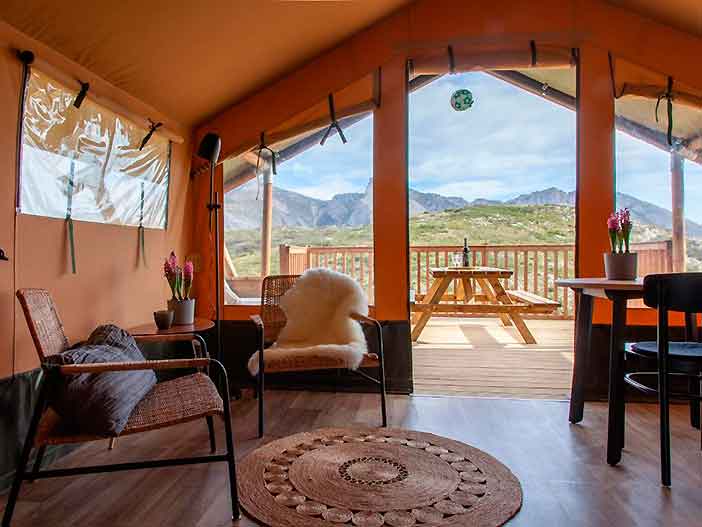 Dormir en una cabaña es uno de los mejores planes para una escapada romántica en Alicante